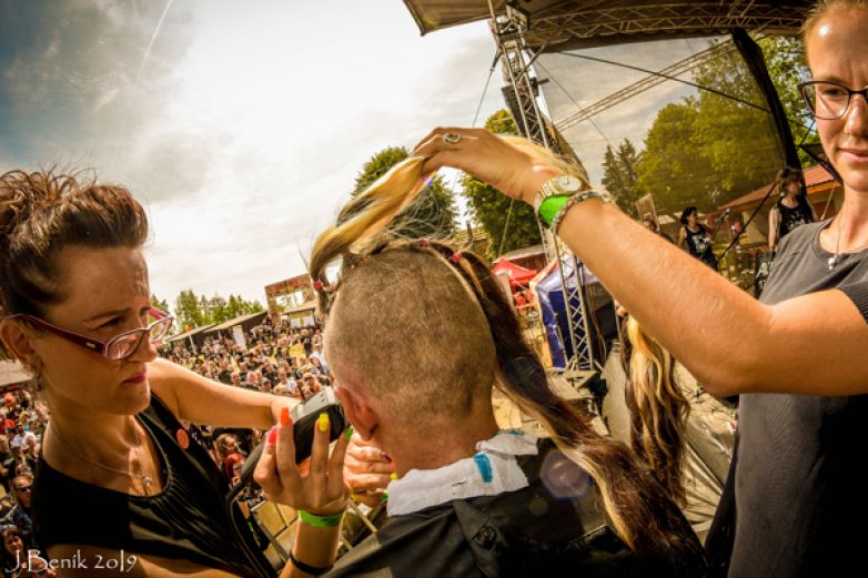 Nadačn&iacute; fond Daruj vlasy - Děkujeme rockerům The Legends Rock Fest