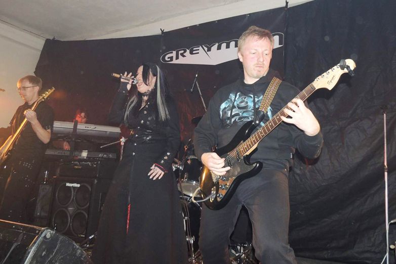 Ohl&eacute;dnut&iacute; za metalov&yacute;mi Greymon