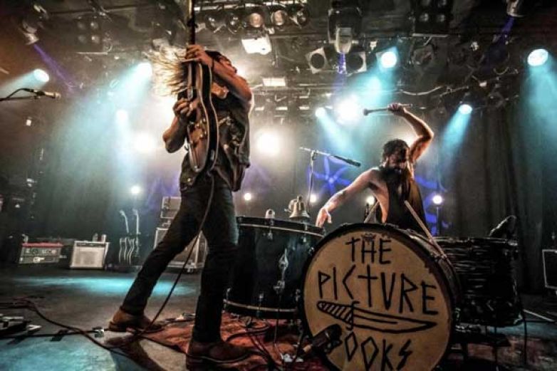 &Scaron;pinav&yacute; blues rock ze stoner gar&aacute;že a zp&iacute;vaj&iacute;c&iacute; &scaron;amanka