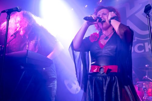 Sbory Státní opery Praha a violoncello, křížené s metalovým growlingem