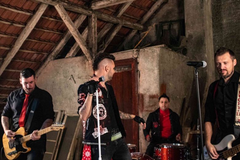 Kapely zak&aacute;zan&Yacute;ovoce &amp; Kobl&iacute;žci vyr&aacute;ž&iacute; na Opu&scaron;těn&yacute; děti tour, ke kter&eacute;mu vypustily nov&yacute; singl a klip