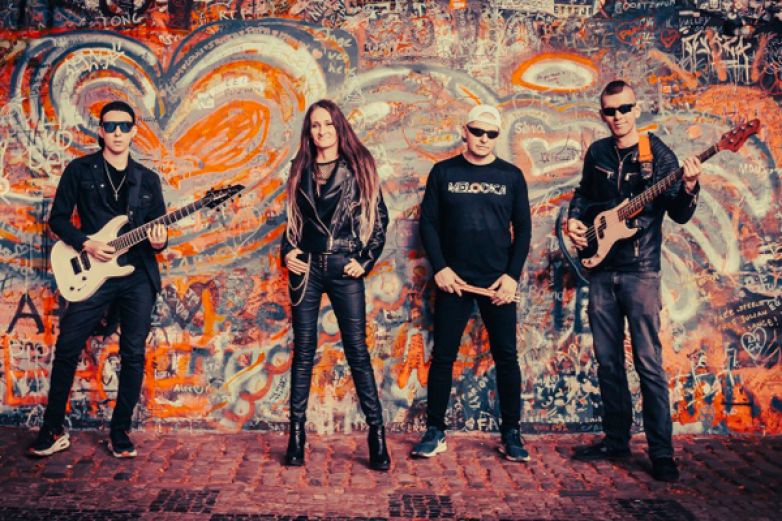 Melodica a Rockov&yacute; vesm&iacute;r: Když kytary krouž&iacute; kolem vlastn&iacute;ho slunce