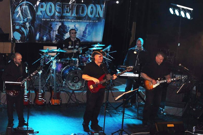 Loď jm&eacute;nem Poseidon na vln&aacute;ch bigb&iacute;tu t&eacute;měř 25. let