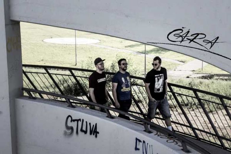 Č&aacute;ra hraje punkrock