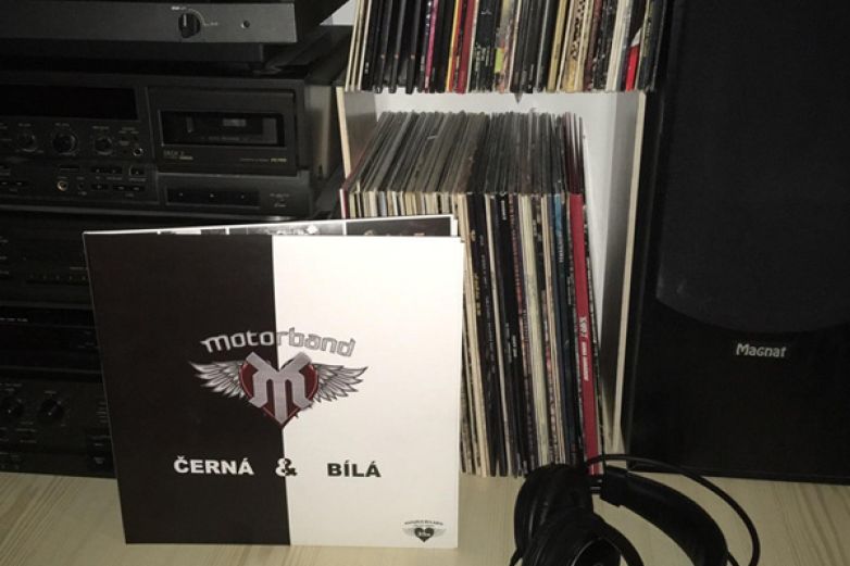 Motorband - Čern&aacute; a b&iacute;l&aacute; (vinyl)