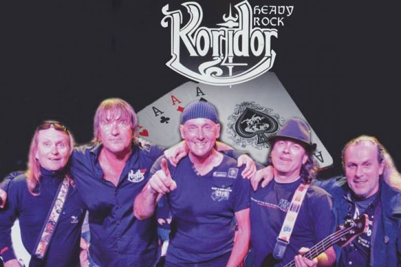 Koridor s pokerovou tv&aacute;ř&iacute; a nadhledem pades&aacute;tn&iacute;ků