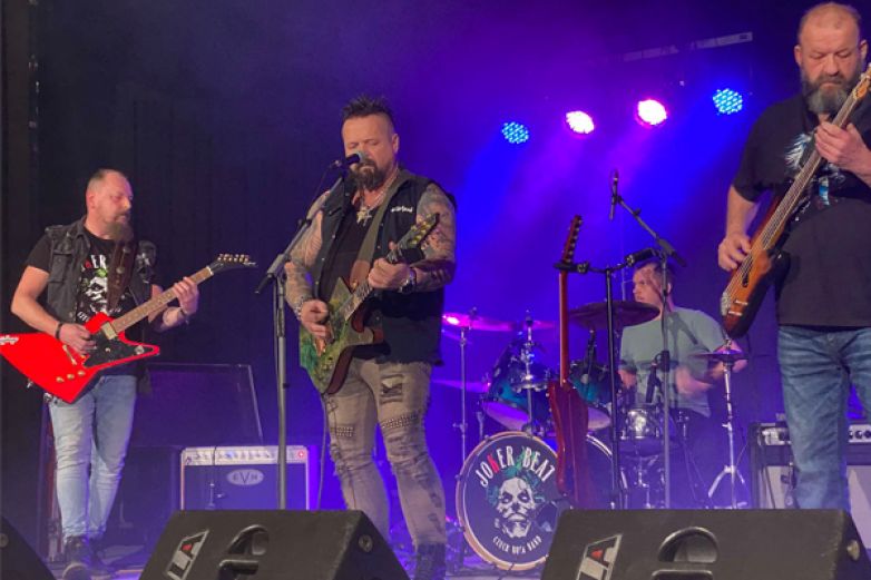 Joker Beat: Bigb&iacute;t s du&scaron;&iacute;, co nepodl&eacute;h&aacute; m&oacute;dě ani tlaku doby