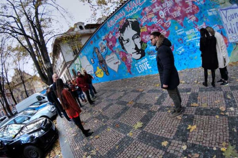 Kapela zak&aacute;zan&Yacute;ovoce uctila pam&aacute;tku Johna Lennona novou p&iacute;sn&iacute; a videoklipem