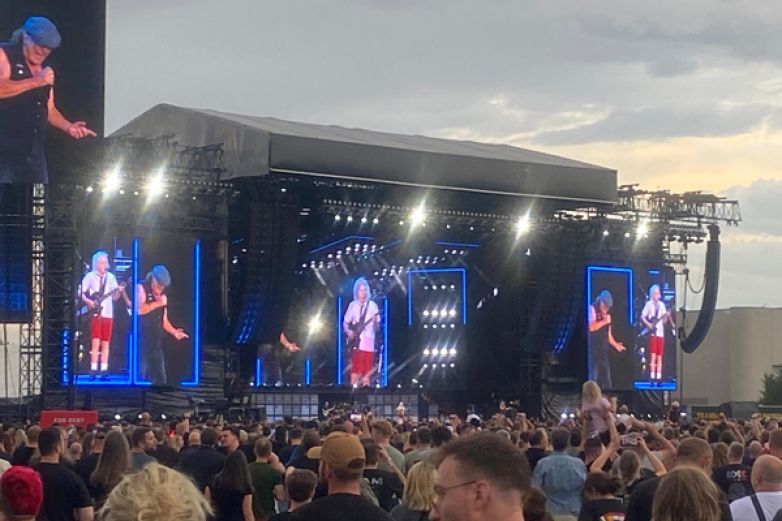 Rock'n'rollov&yacute; vlak projel Prahou