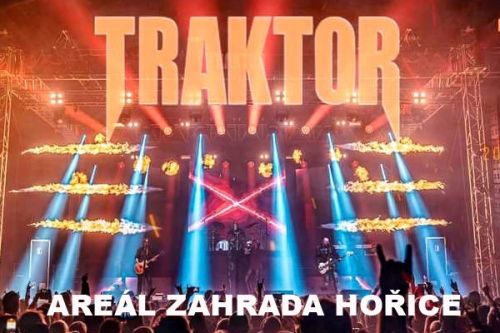 Traktor a hosté v areálu Zahrada
