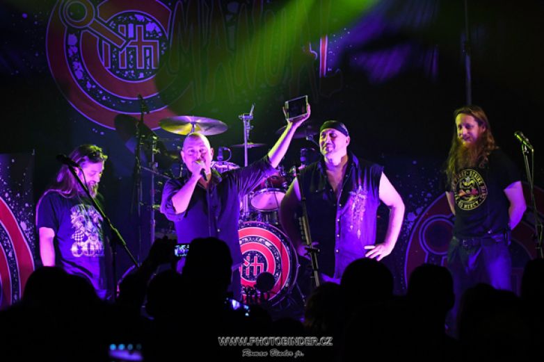 Manual vyr&aacute;ž&iacute; do světa s nov&yacute;m videoklipem