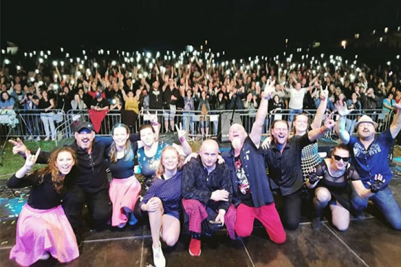 I přes vl&aacute;dn&iacute; opatřen&iacute; Hlahol d&aacute;vkoval 112 % rock'n'roll ze střechy rockov&eacute;ho klubu Knak