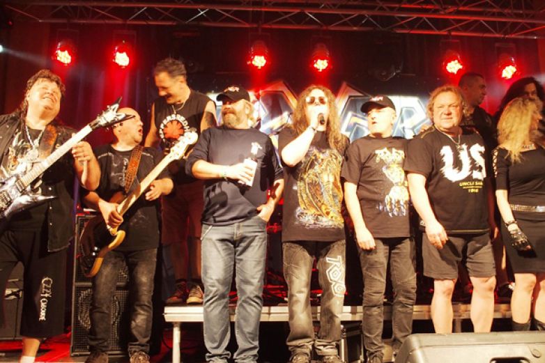 Roxoru ke třicetin&aacute;m gratuloval Iras a Seven