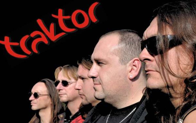 Traktor vyj&iacute;žd&iacute; za p&aacute;t&yacute;m artefaktem