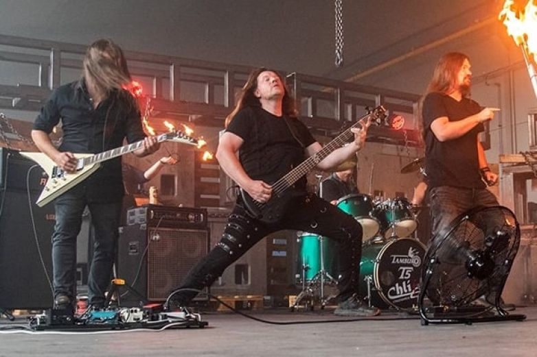 Chl&iacute;ff vyr&aacute;ž&iacute; do &uacute;toku: nov&eacute; album Steel Heavy podpořen&eacute; ohniv&yacute;m klipem.