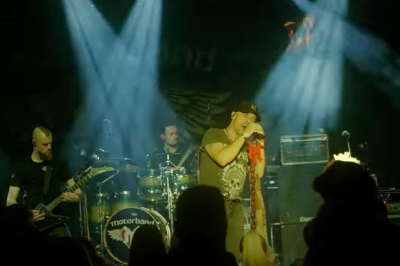 Nov&yacute; klip kapely Motorband: "Doutn&iacute;k, Whisky, h&aacute;ro" přin&aacute;&scaron;&iacute; nostalgii, sm&iacute;ch i radost.
