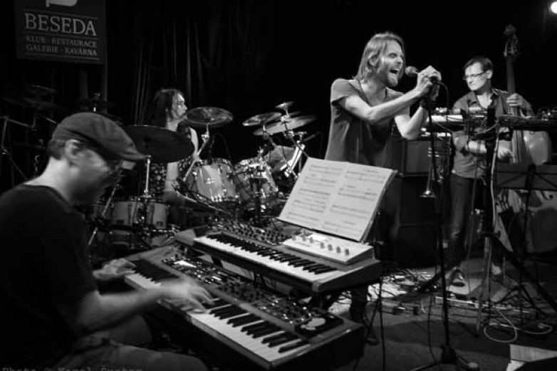 10 let NTS tria + nov&eacute; album &ldquo;Vinyls, News &amp; Pearls&rdquo;