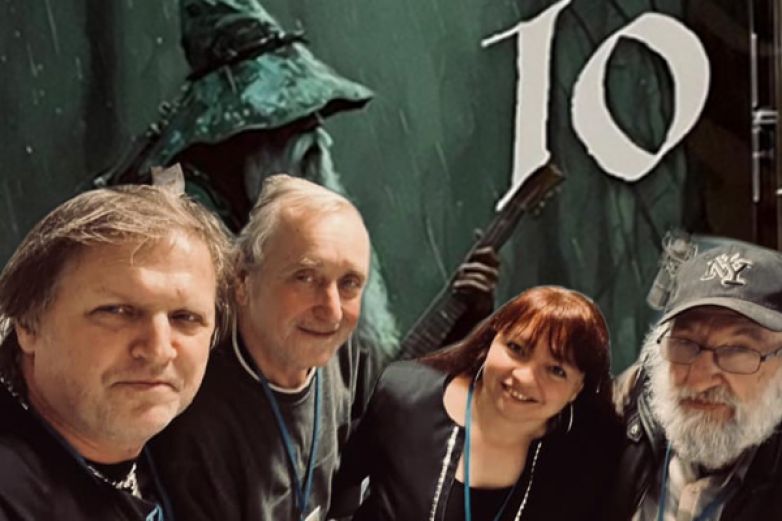 B&iacute;l&yacute; tes&aacute;k &ndash; 10