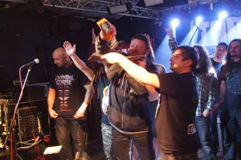 Metalov&yacute; več&iacute;rek na Zděřině. Kapele Tortharry pokřtil nov&eacute; CD herec Leo&scaron; Noha