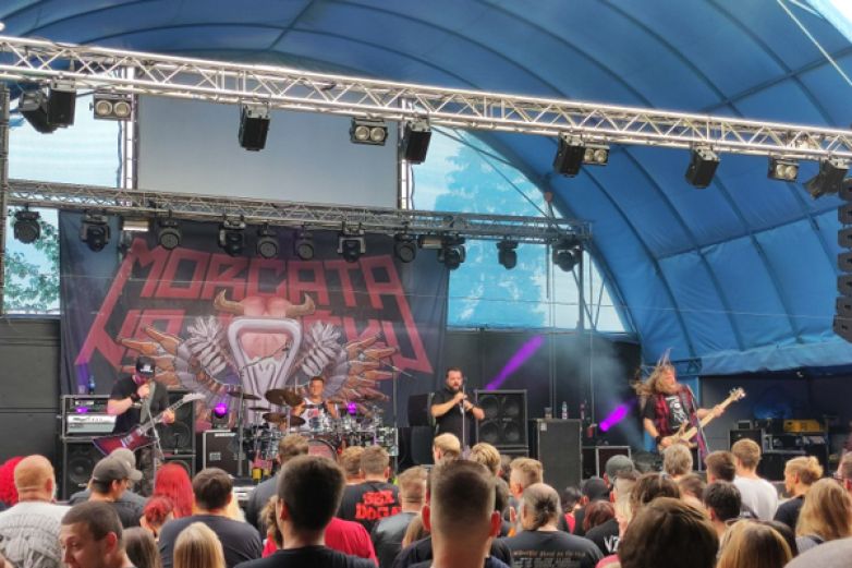 Narvan&aacute; V&yacute;rava tleskala kapel&aacute;m Doga, Komun&aacute;l nebo Harlej