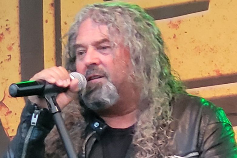 „Naskočil jsem do rozjetýho vlaku“ – Radomil Zíka o své cestě k Turbu, přizpůsobení hlasu i životě mimo pódium