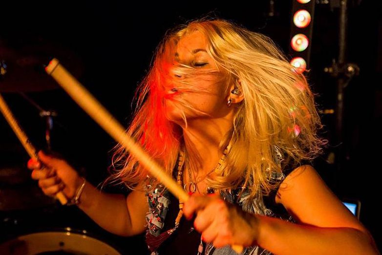 Andělsk&aacute; tv&aacute;ř za artil&eacute;ri&iacute; bic&iacute;ch v Limetal &ndash; Veronika Luke&scaron;ov&aacute;