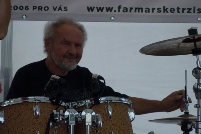 Legenda na&scaron;&iacute; rockov&eacute; a jazzrockov&eacute; sc&eacute;ny - Karel Jenč&iacute;k