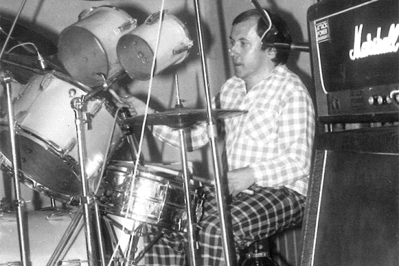 Pozdravy ze z&aacute;hrob&iacute;: Jarom&iacute;r &bdquo;Čombe&ldquo; Čern&yacute;