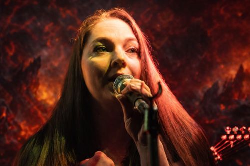 Zuzana M&iacute;čov&aacute;: žensk&yacute; vok&aacute;l, kter&yacute; roz&scaron;&iacute;řil s&iacute;lu kapely Chl&iacute;ff