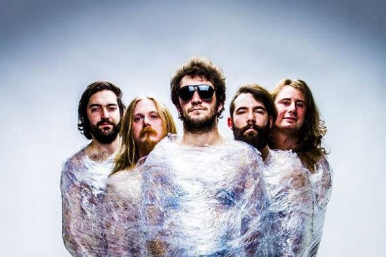 Hentai Corporation zachraňuj&iacute; zv&iacute;ř&aacute;tka na ostrově z odpadků