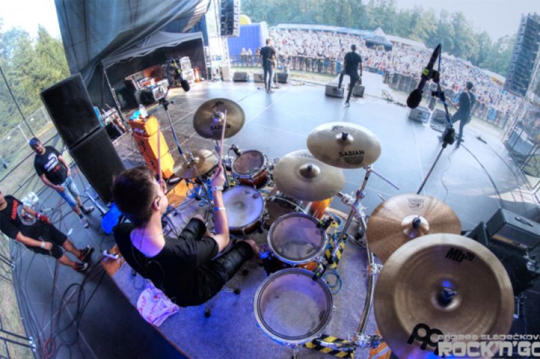 Kapela zak&aacute;zan&Yacute;ovoce oslav&iacute; v legend&aacute;rn&iacute;m klubu Modr&aacute; Vopice 16. narozeniny a z&aacute;roveň pokřt&iacute; nov&eacute; album