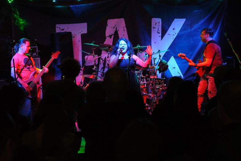 Soukrom&aacute; bouře přich&aacute;z&iacute;: energie, ž&aacute;nrov&eacute; experimenty a př&aacute;telstv&iacute; v hudbě