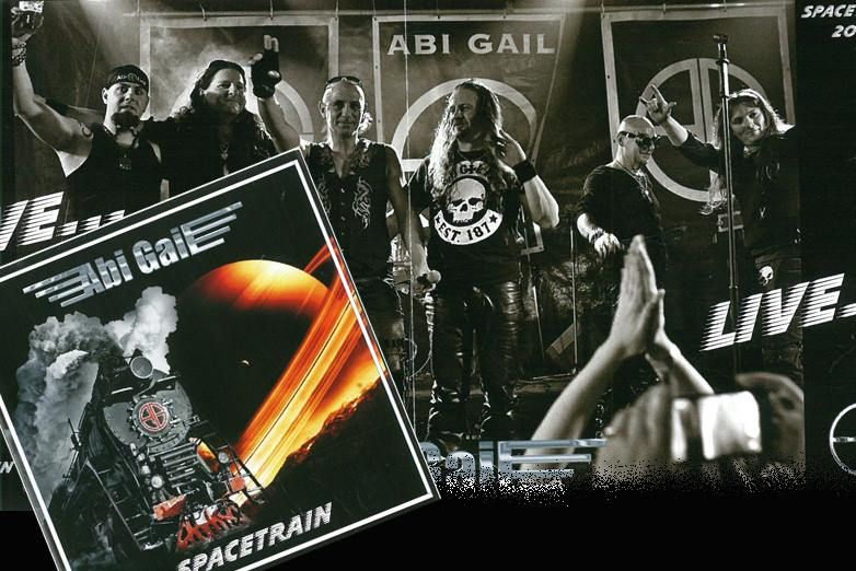 Abi Gail přij&iacute;žd&iacute; vesm&iacute;rn&yacute;m vlakem