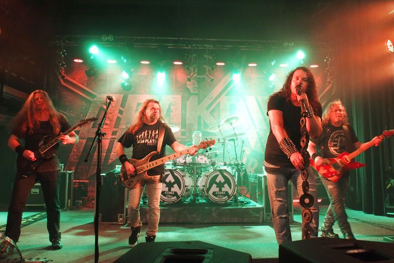 Dvojn&aacute;sobn&aacute; porce Arakainu. Kapela slav&iacute; 35 let na netradičn&iacute;m turn&eacute;