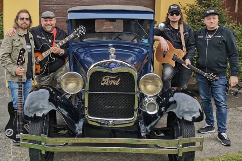 Bourbon Acoustic přich&aacute;z&iacute; s unik&aacute;tn&iacute; recepturou na dobrou n&aacute;ladu a jak prož&iacute;t L&eacute;to na vodě!