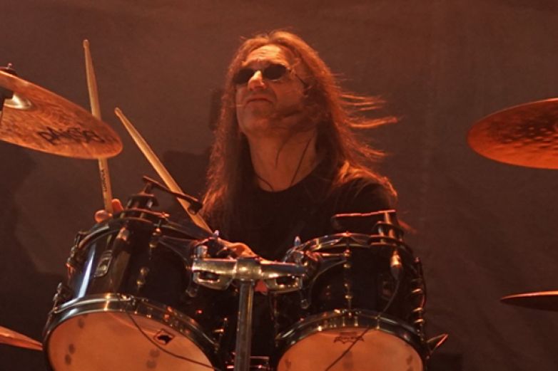 Traktor se ř&iacute;t&iacute; na&scaron;&iacute; rockovou sc&eacute;nou d&aacute;l