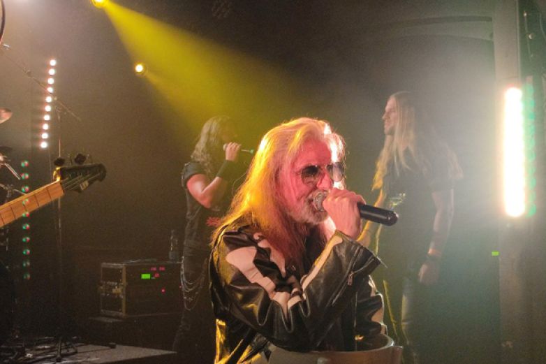 Potkaj&iacute; se v Kol&iacute;ně Hattrick, Alkehol a Brichta